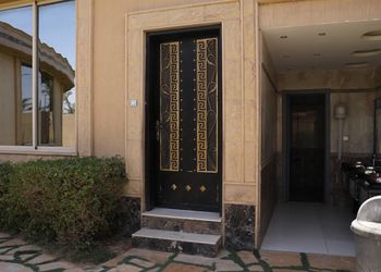 استراحة بمسطح اخضر ومسبح داخلي 