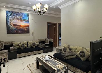 شقة بثلاثة غرف نوم ومجلس