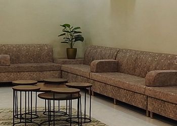 استراحة بمجلس واسع وفناء خارجي 