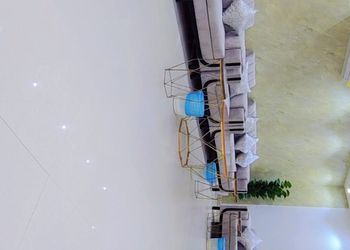 شاليه مع بلكونة ومسبح خارجي 