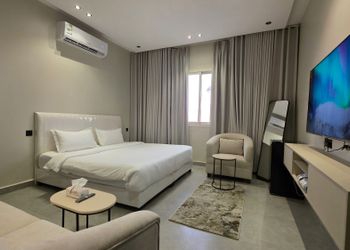 استديو بأثاث مريح وبسيط 