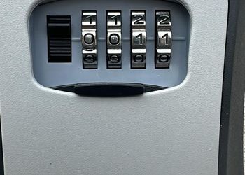 شاليه بمسطح اخضر وجلسة خارجية 