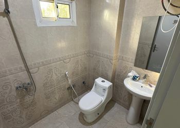 استديو بأثاث مريح وبسيط 