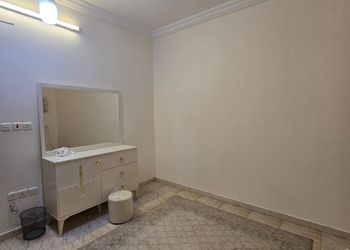 شقة بصالة أنيقة ودخول ذاتي