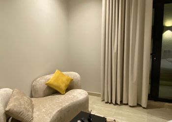 استديو بسرير ماستر وجلسة مريحة 