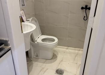 استديو بأثاث مريح وبسيط 