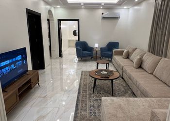 شقة بصالة أنيقة وغرفتين نوم