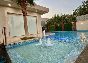 شاليه بصالة داخلية مع مسبح