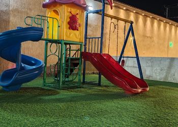 شاليه بألعاب أطفال وجلسة خارجية