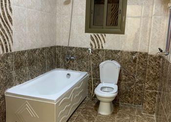 شقة بصالة جلوس وغرفتين نوم 