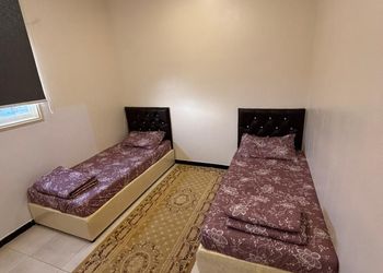 شقة بصالة جلوس وغرفتين نوم 
