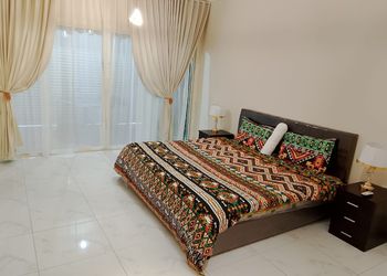 شاليه بجلسة خارجية ومجلس