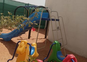 اسطبل بجلسات ومسطح اخضر