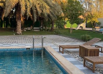شاليه بمسطح اخضر وجلسة خارجية