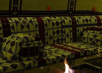استراحة بمسطح اخضر ومجالس