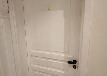 استديو بأثاث مريح وبسيط 