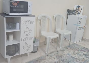 شقة بصالة وثلاث غرف نوم