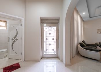 شقة بصالة أنيقة ودخول ذاتي
