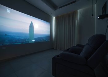 شقة بغرفتين نوم وسينما وبلياردو 