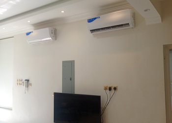 شاليه بجلسة تطل على مسبح خارجي 