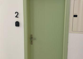 استديو بأثاث مريح وبسيط 