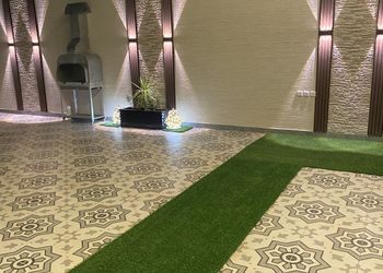 شاليه بجلسة تطل على مسبح خارجي 