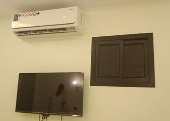غرفة بسرير ماستر و اثاث مريح
