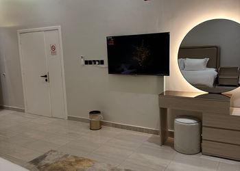 استديو بسرير ماستر وجلسة مريحة 
