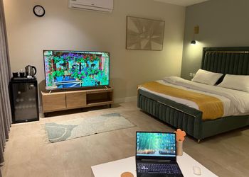 استديو بأثاث مريح وبسيط 