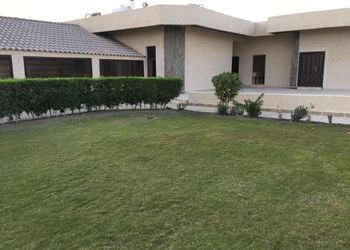 استراحة بخيمه ومسطح اخضر 