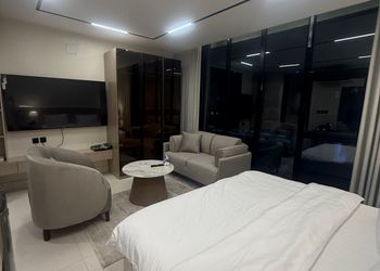 استديو بأثاث مريح وبسيط 