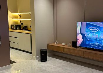 استديو بأثاث مريح وبسيط 