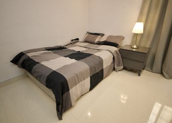 استديو بأثاث مريح وبسيط 