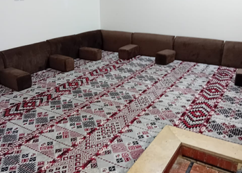 شاليه بجلسة خارجية مطلة على مسبح