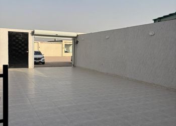 استراحة بمسطح اخضر وجلسة خارجية