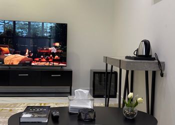 استديو بألوان مريحة وأثاث راقي