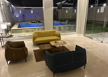 شاليه بجلسة تطل على مسبح خارجي 