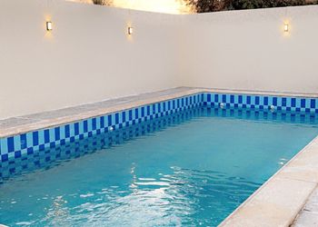 شاليه بألعاب أطفال ومسبح