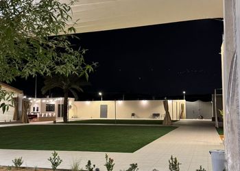 مزرعة بمسطح اخضر وجلسة خارجية