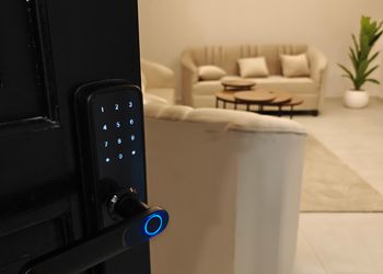 شقة بغرفة معيشة وغرفتين نوم 
