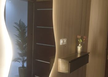 شقة بصالة جلوس وأربع غرف نوم