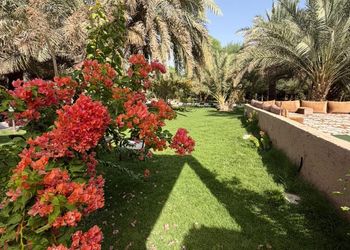 مزرعة بمسطح اخضر وجلسة خارجية 