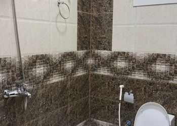 شقة بصالة مريحة وغرفتين نوم 