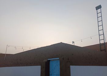 استراحة بمجلس وفناء خارجي 