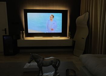 استديو بأثاث مريح وبسيط 