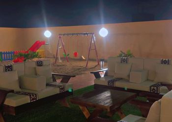 استراحة بمسطح اخضر وجلسة خارجية