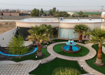 شالية بمجلس مطل على الفناء الخارجي 