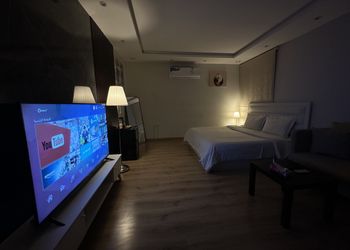 استديو انيق بأثاث مريح وبسيط 