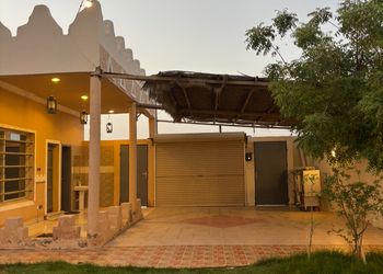 شاليه بسطح اخضر وصالة جلوس