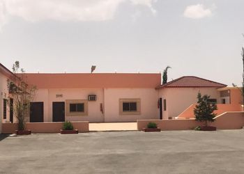 استراحة بملعب كرة طائره (قسمين)